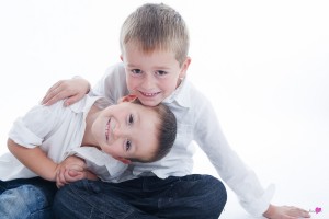 photographe-studio-portrait-emotion-famille-freres